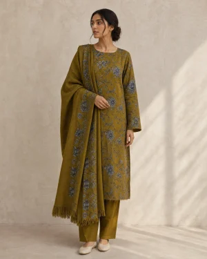 Modelled styling of 41 0 fabric.